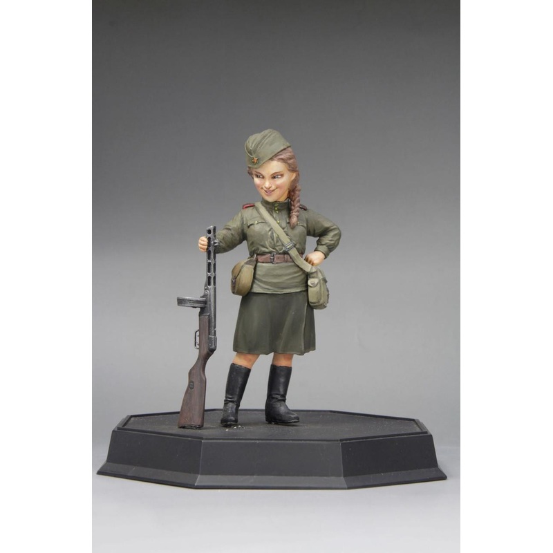 Fine Molds 1/12 WWII U.S.S.R. Infantry Woman and PPSh-41 Submachine Gun Plastic Model