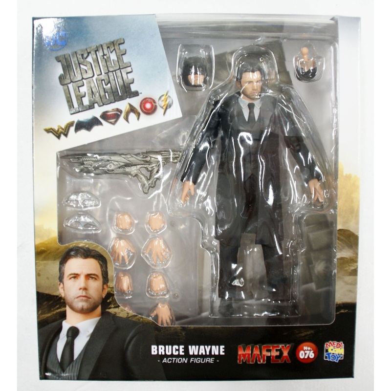 Medicom MAFEX 076 Justice League Bruce Wayne Action Figure
