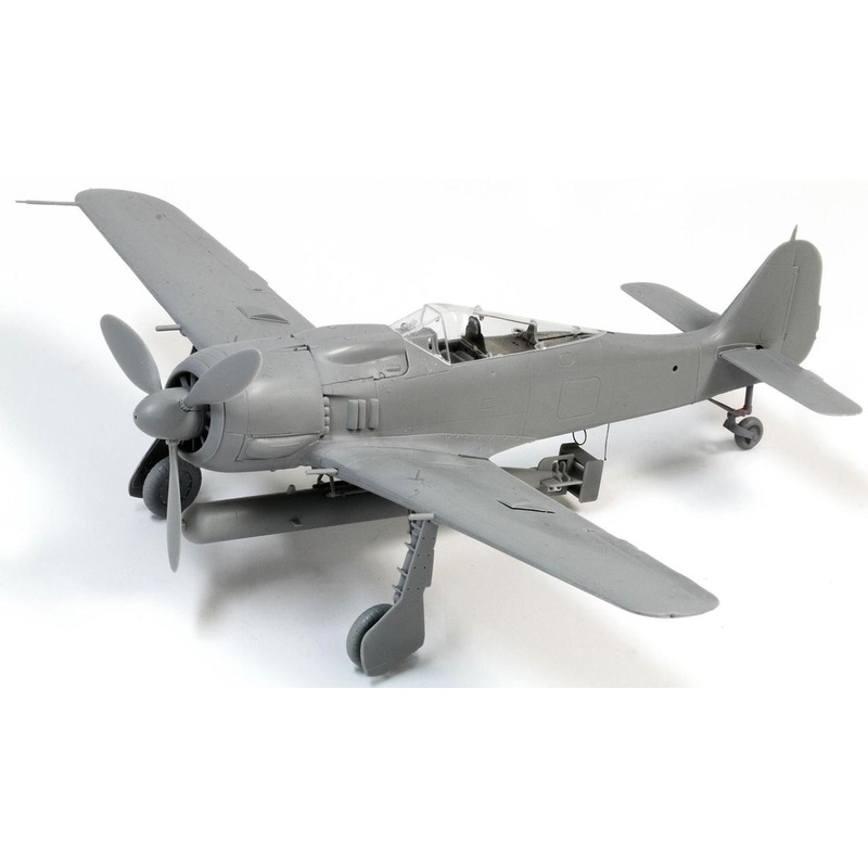 Platz 1/48 WW.II Luftwaffe Focke-Wulf Fw190A-5/U14 Torpedo Bomber Plastic Model